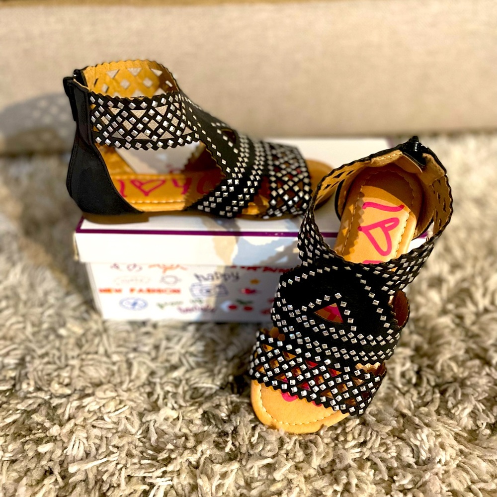 NEW never worn I ❤️ Yokids kids sandals